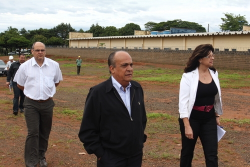 O prefeito Sidnei Rocha (PSDB) entre os secretários Alexandre Ferreira (Saúde) e Valéria Marson (Urbanismo).